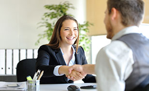 entretien jeune (Businesspeople handshaking after deal or interview)