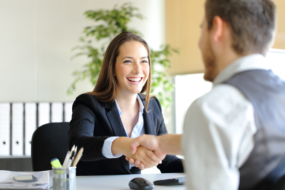 entretien.jpg (Businesspeople handshaking after deal or interview)